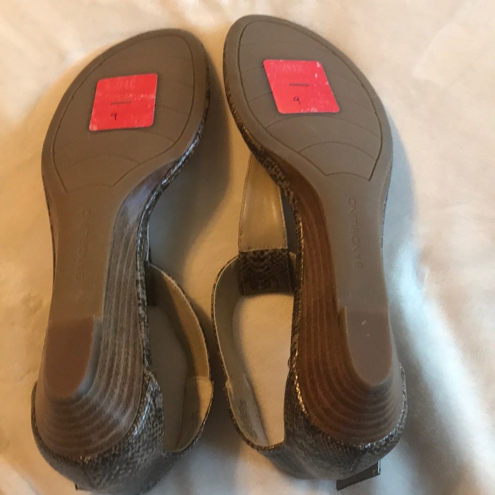 Bandolino snakeskin thong sandals. Size 9 - Picture 3 of 4